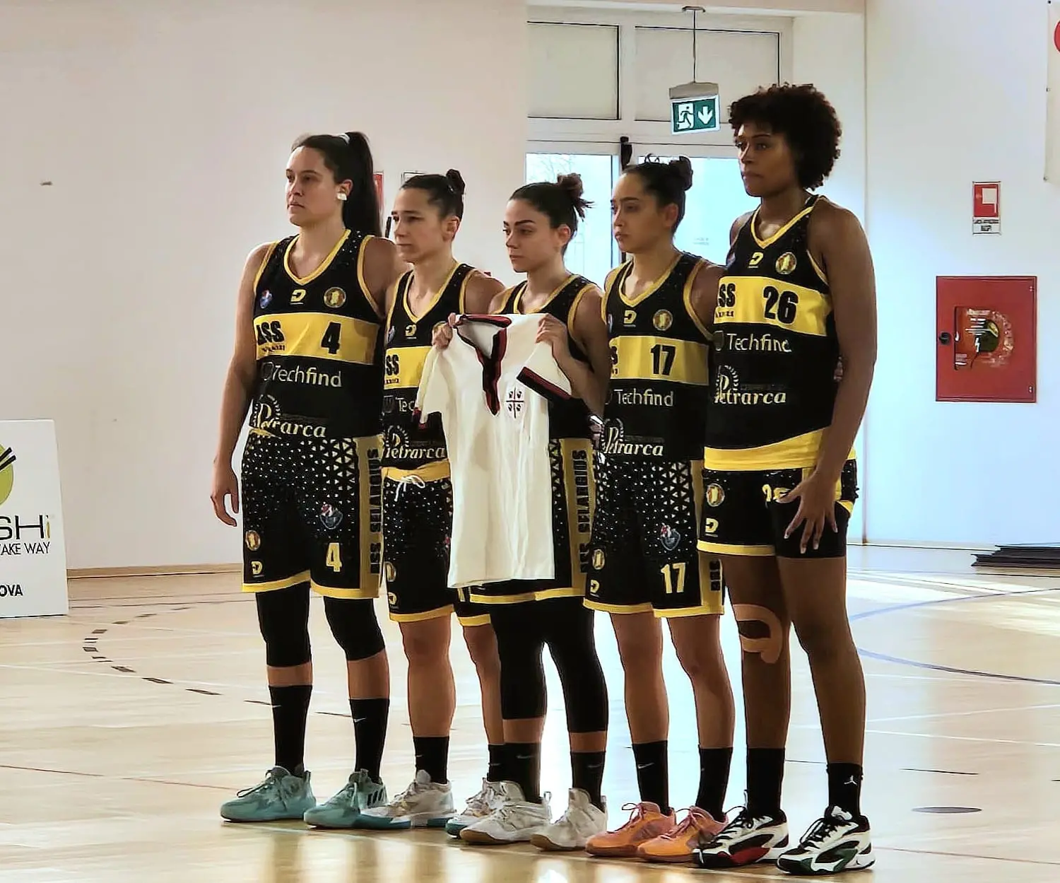 L'omaggio del Basket San Salvatore a Gigi Riva
