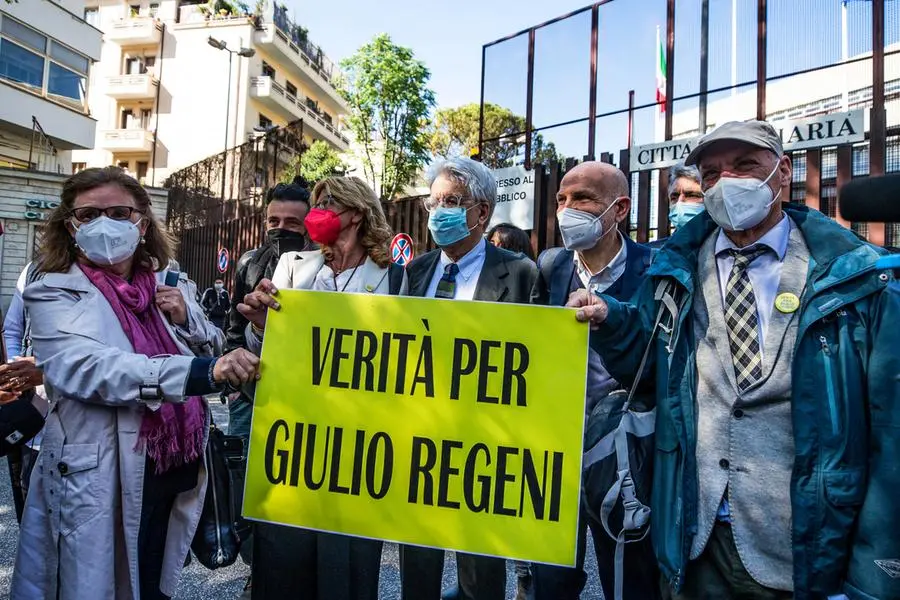 I genitori di Giulio Regeni con i legali a Roma (foto Ansa)