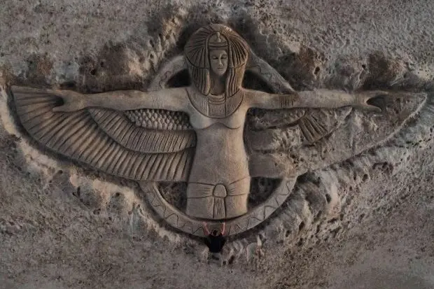 La scultura di Nefertari sulla spiaggia di Sorso (foto concessa)