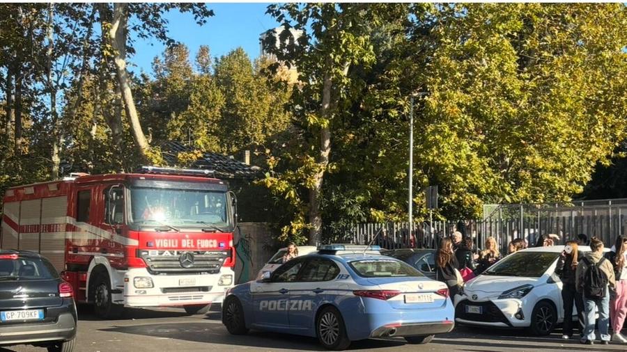Malori e paura tra studenti e prof, evacuato il liceo: «Intossicazione da ammoniaca»