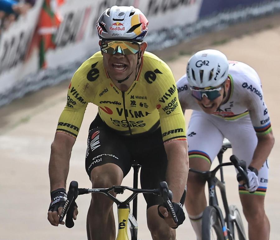 Parigi Roubaix da leggenda: van aert sprint su pogacar