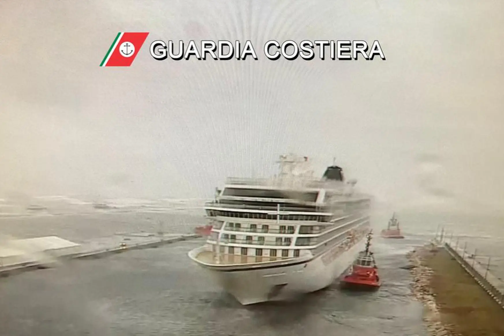 Un momento delle operazioni di recupero della nave Viking Sea attraccata al Porto di Ravenna (Ansa - Guardia Costiera di Ravenna)