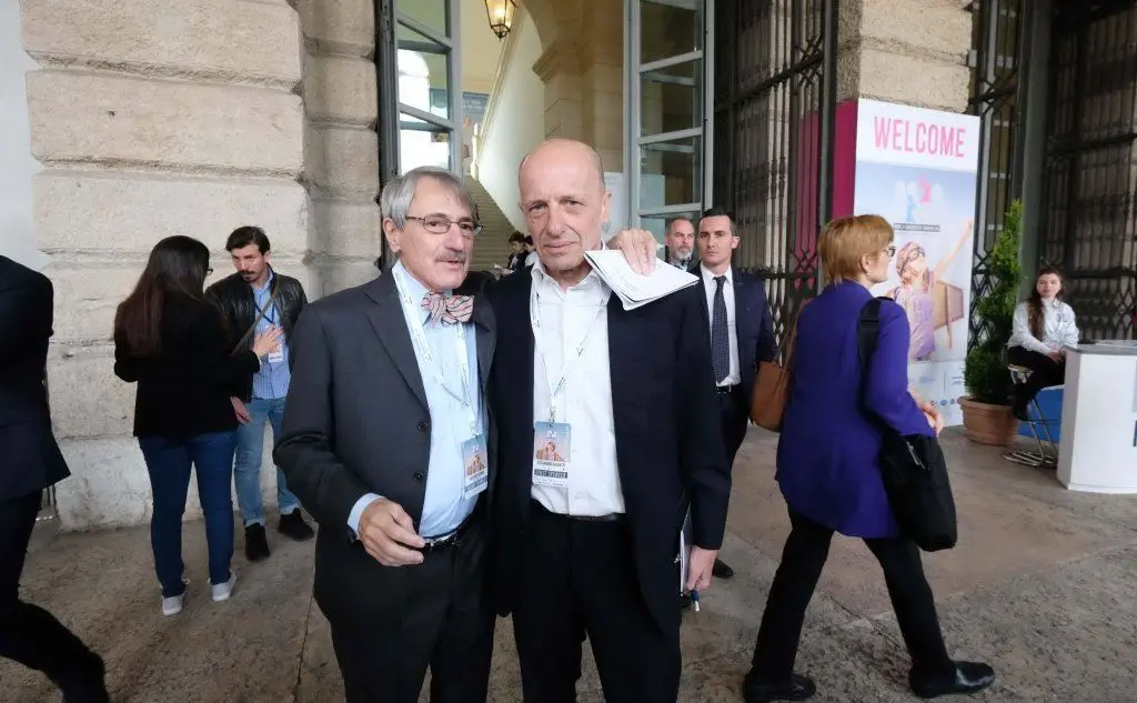 Antonio Brandi, uno dei moderatori, con il giornalista Alessandro Sallusti