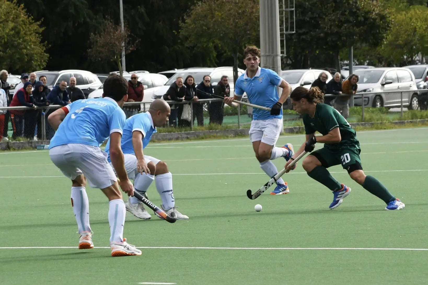 L'azione di Francesco Atzori che si concluderà con la terza rete dell'Amsicora nel successo con la Lazio (Foto Giuseppe Meloni)