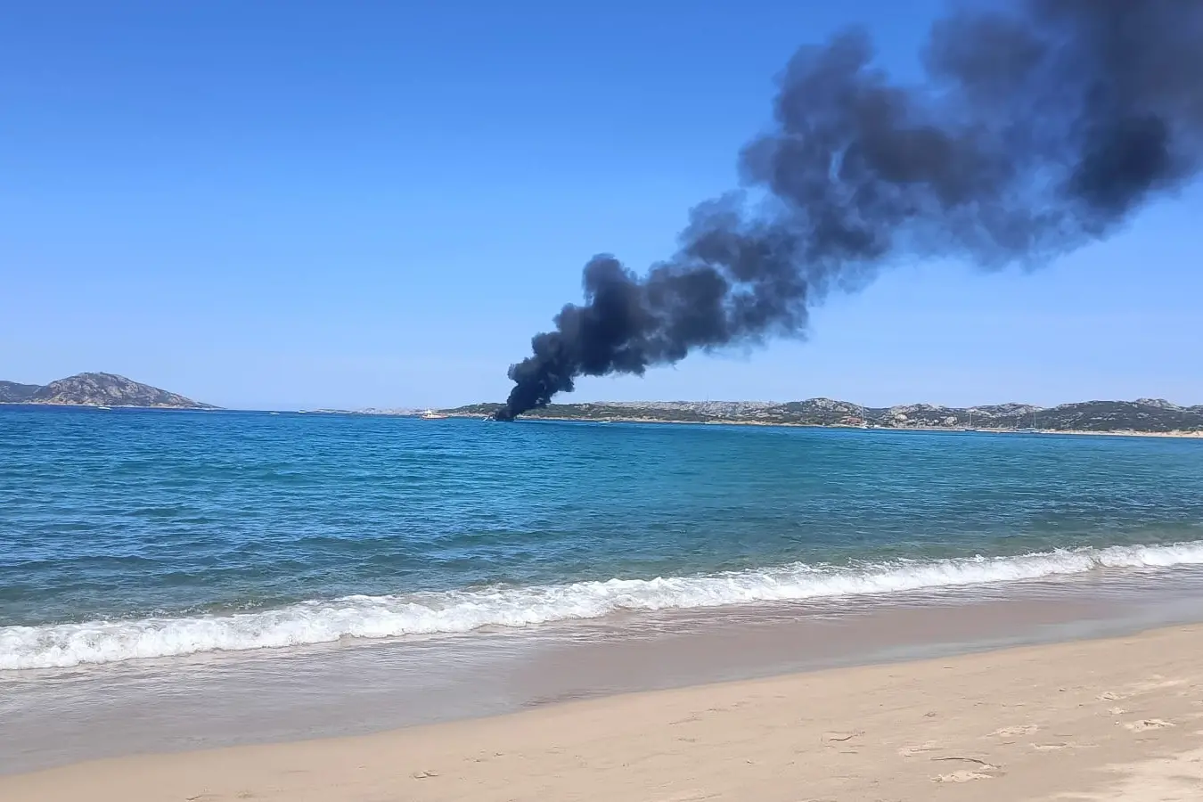 Il catamarano in fiamme a Porto Pollo. Foto concessa (Massimiliano Del Turco)
