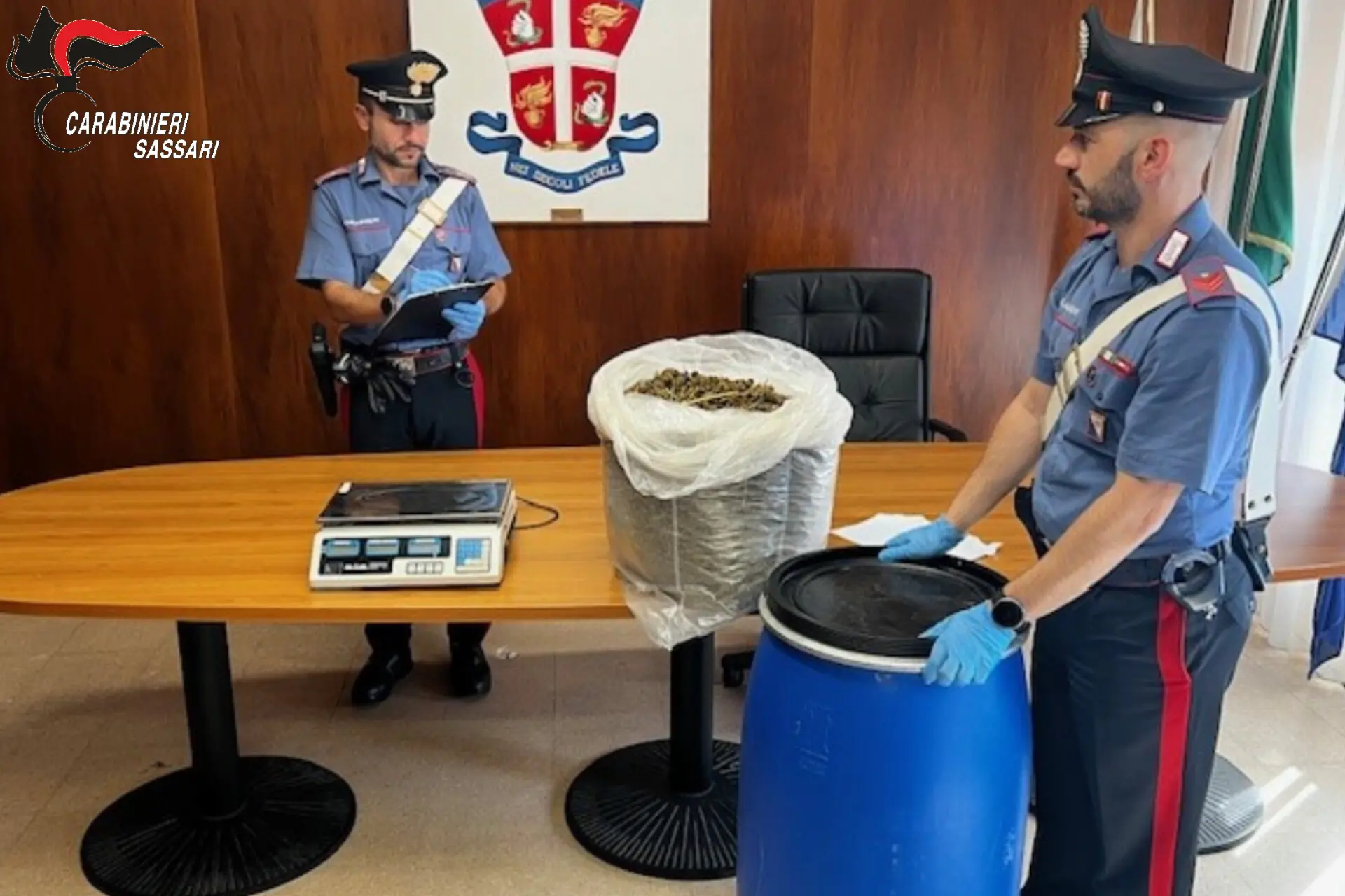 I carabinieri con la droga sequestrata