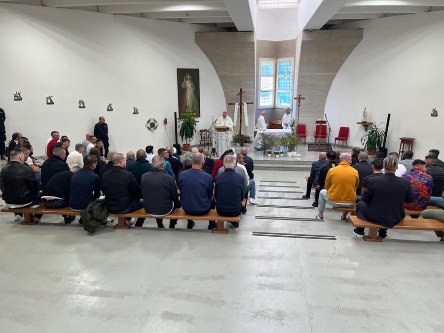 L’arcivescovo Baturi alla messa pasquale in carcere: «Si può essere liberi dentro e prigionieri fuori»