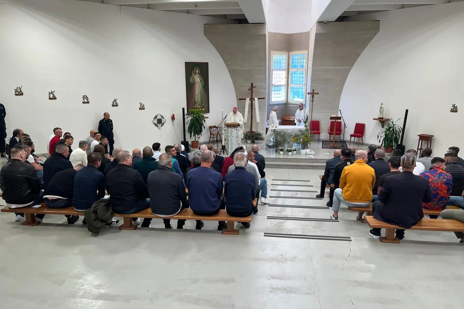 La messa pasquale nel carcere di Uta celebrata dall'arcivescovo di Cagliari monsignor Giuseppe Baturi