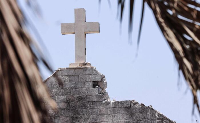 Parolin: «Legittimo dubitare che il raid sulla chiesa di Gaza sia stato un errore»