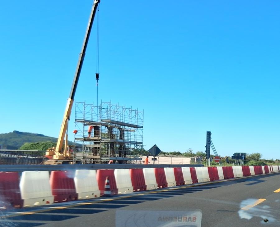 Via l’incrocio a raso, sulla 131 prende forma lo svincolo