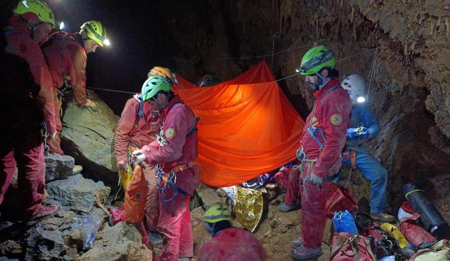 Salvo lo speleologo intrappolato in una grotta