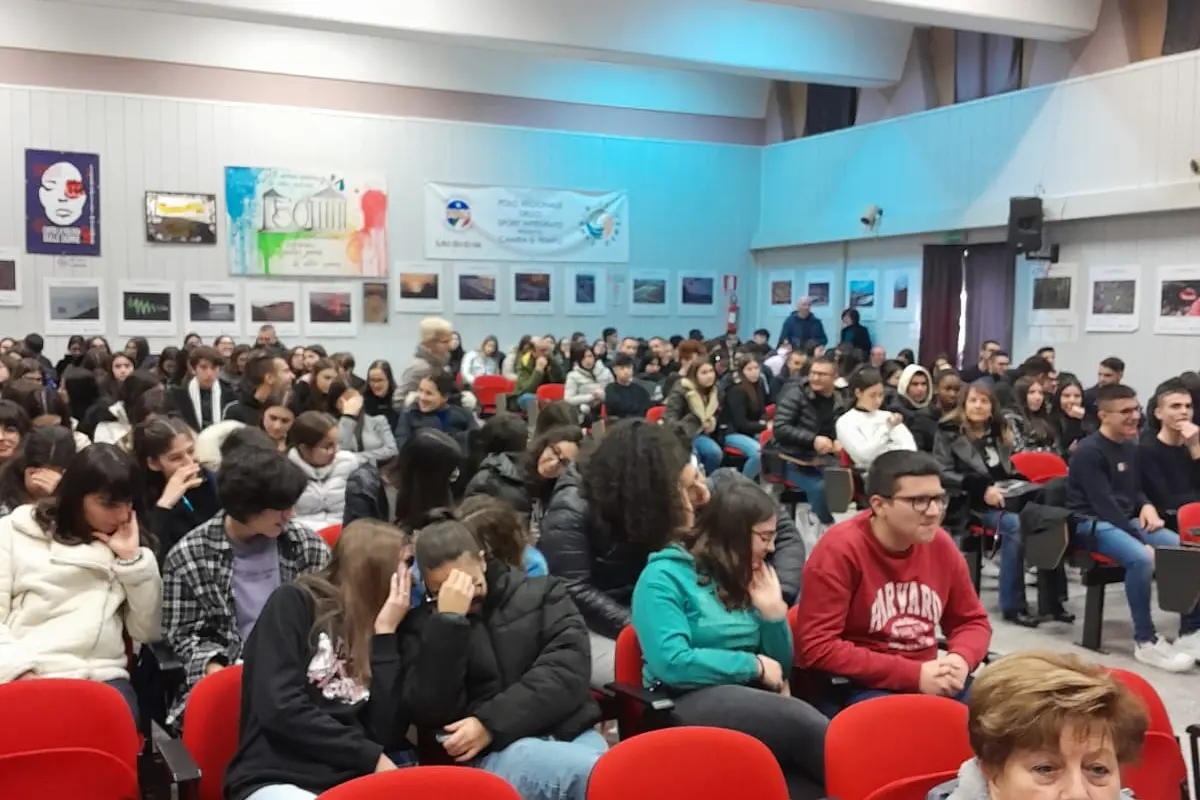 Studenti liceo nella giornata della scienza delle donne