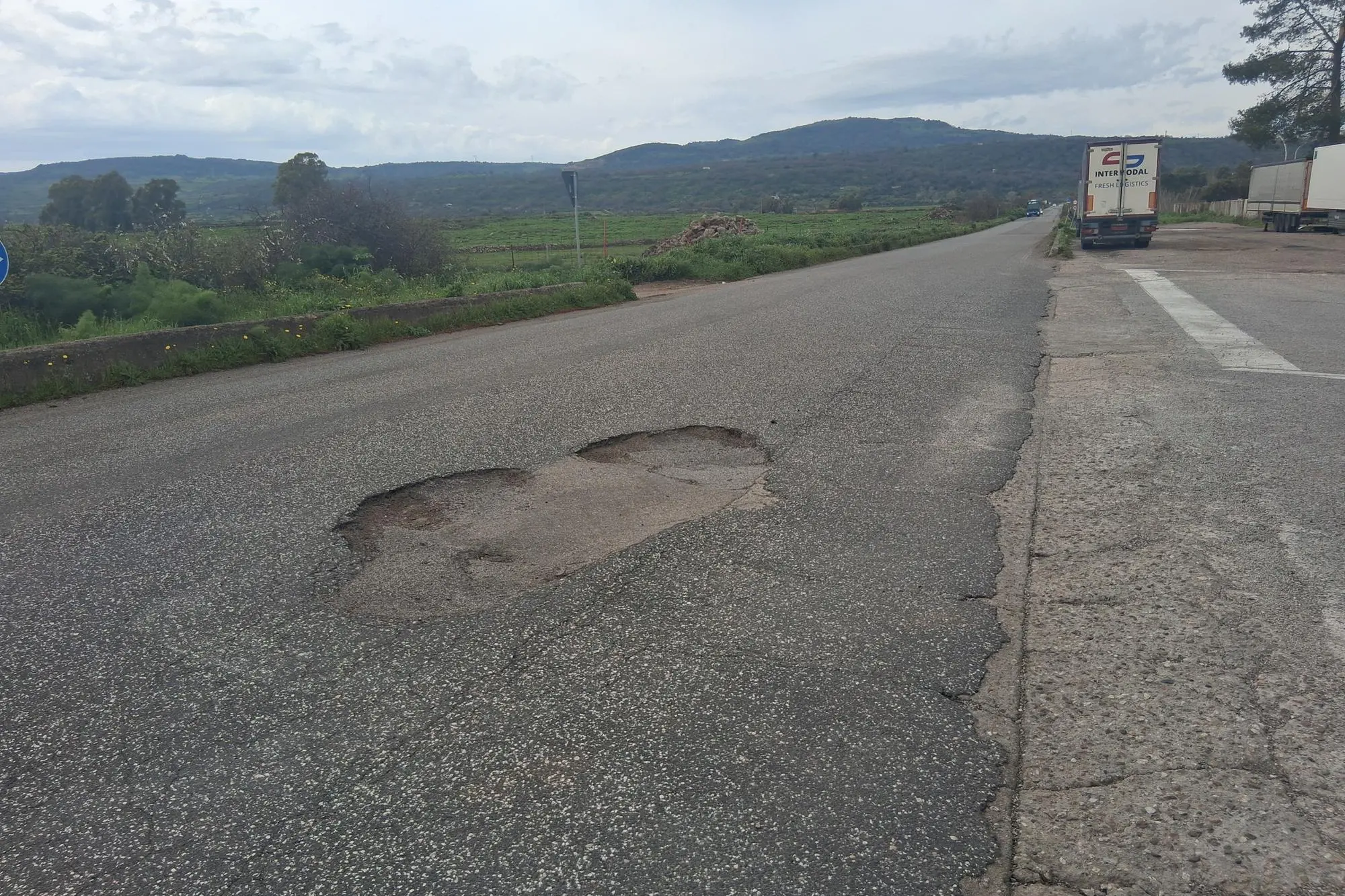 Un cratere nella strada di Tossilo
