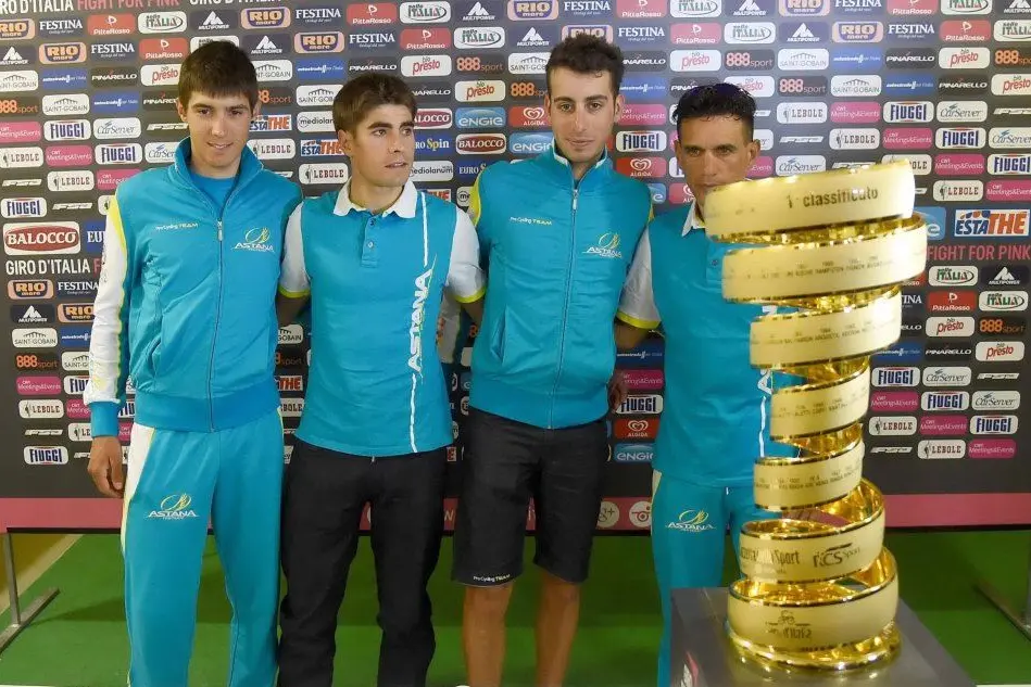 La squadra dell'Astana, con Fabio Aru, alla presentazione del Giro