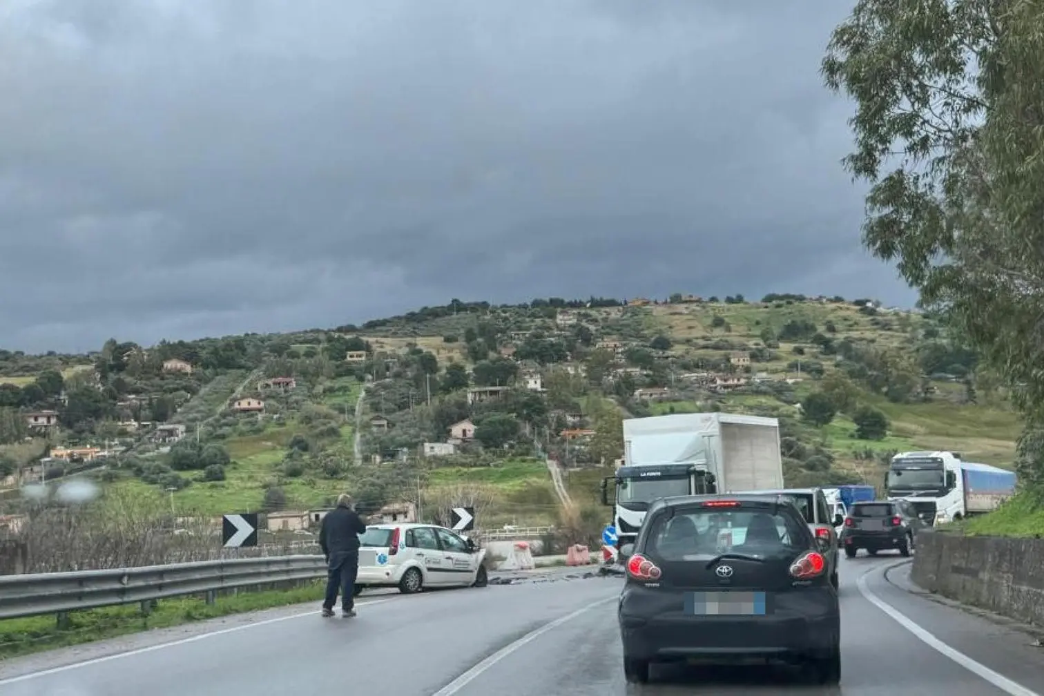 Il luogo dell'incidente tra un camion e un'auto nel quale sono morte tre persone sulla Palermo-Agrigento (Ansa)