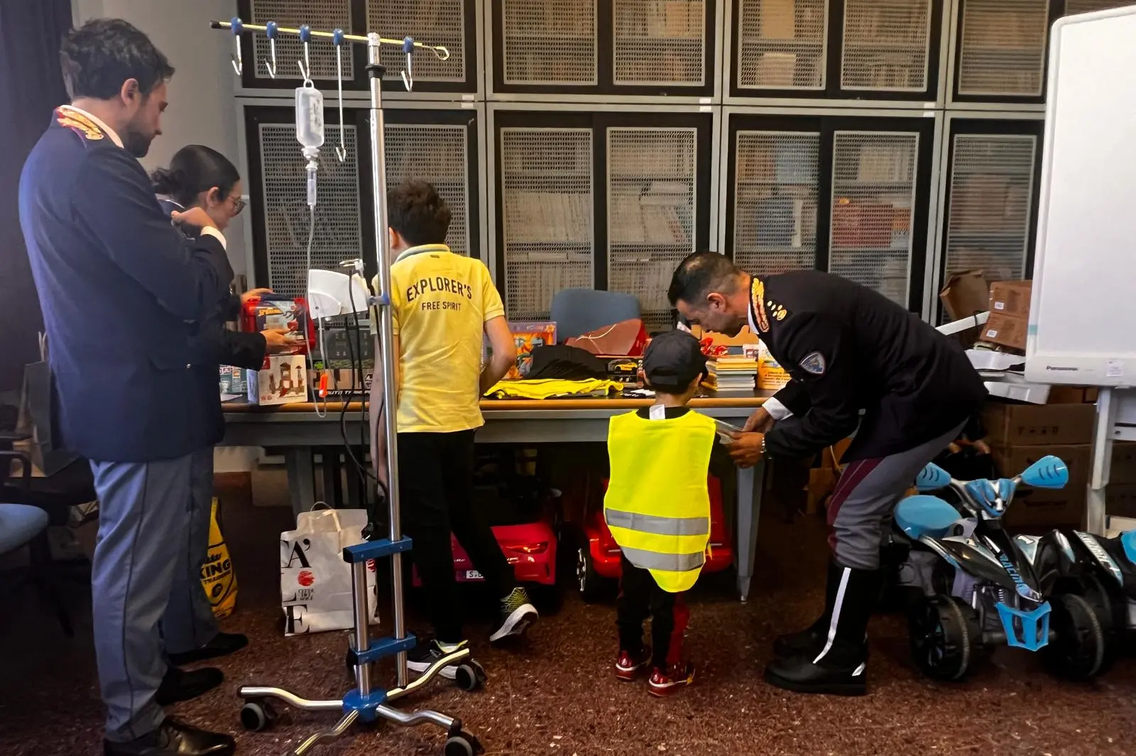 Un momento della donazione dei giocattoli