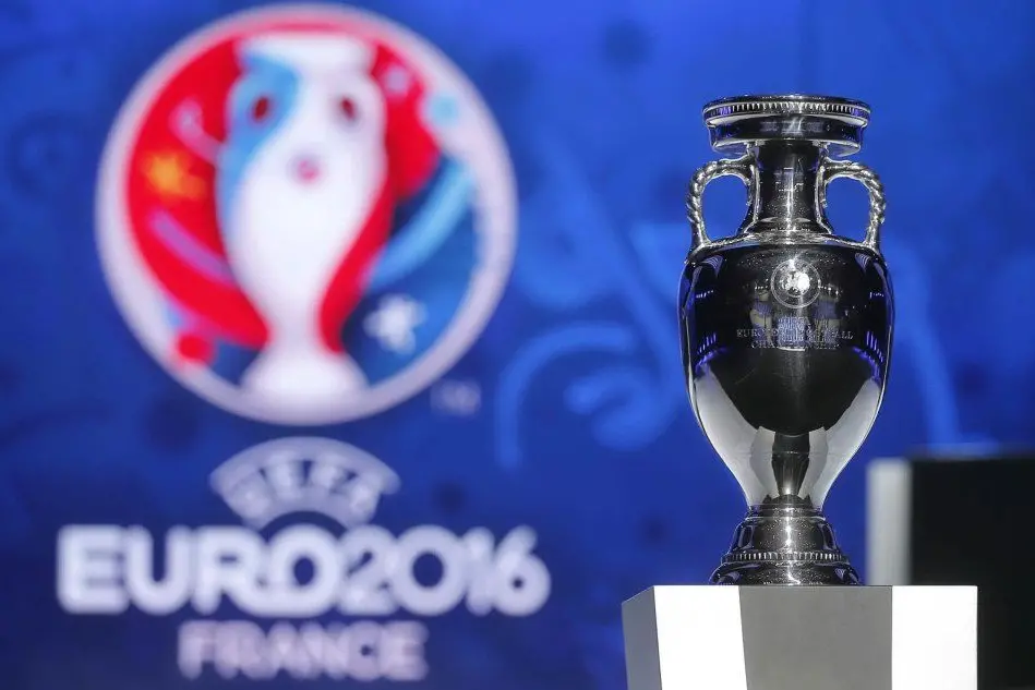 Il trofeo in palio per gli Europei 2016