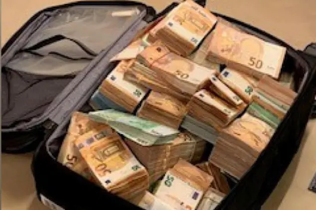 Una parte dei contanti trovati dalla polizia a casa di Antonio Panzeri e in quella di Eva Kaili (Ansa)