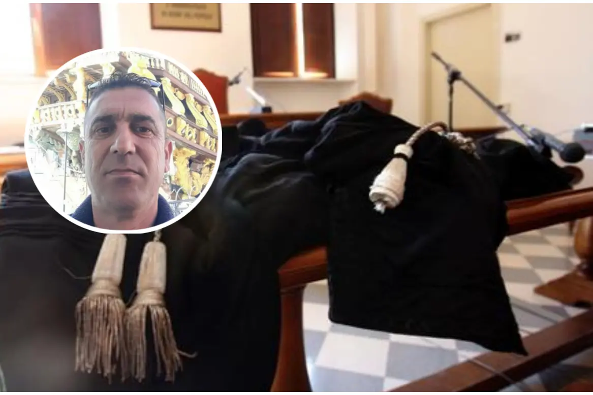 Un'aula di tribunale (Ansa) e nel tondo Carlo Manca (Archivio L'Unione Sarda)