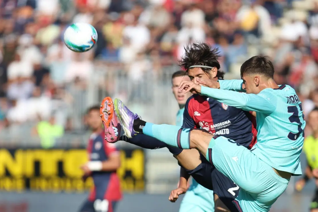 Gennaro Borrelli a contrasto con Juan Miranda in Cagliari-Bologna (foto Ansa)