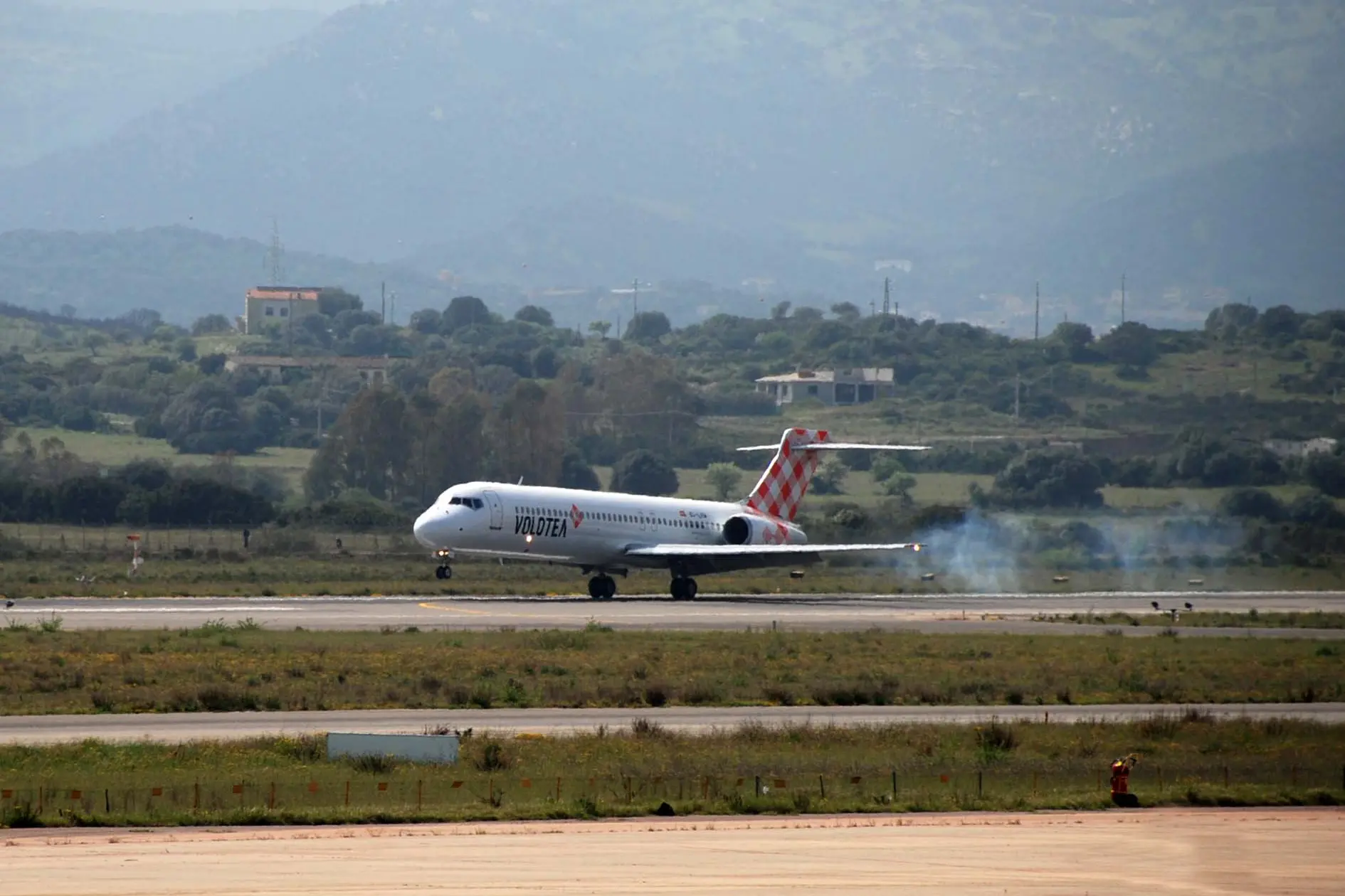 Un aereo Volotea all'aeroporto di Olbia