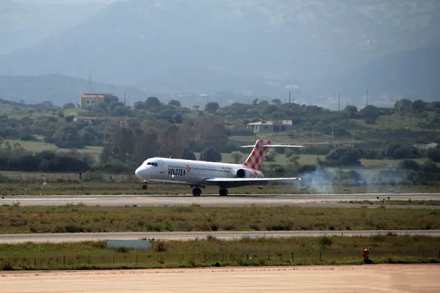 Un aereo Volotea all'aeroporto di Olbia