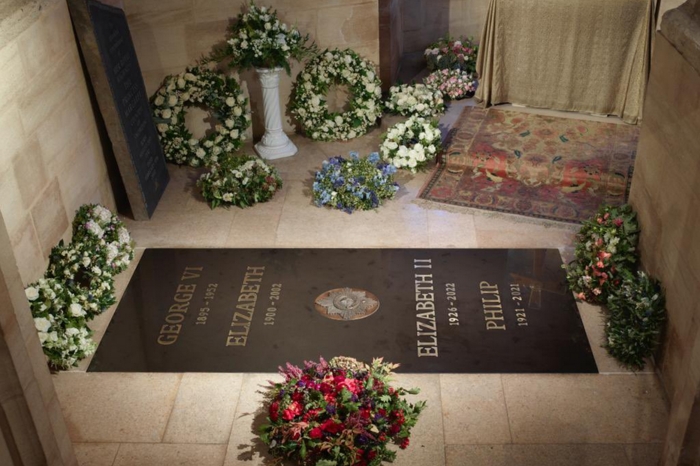 The tombstone of Elizabeth II officially unveiled: in black marble and hand-carved