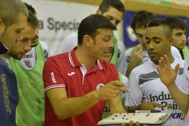 Il tecnico del Cagliari Futsal Diego Podda durante un time out
