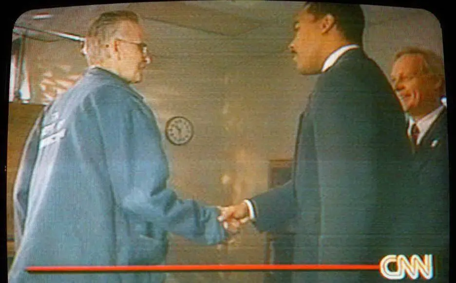 Qui stringe la mano al figlio di Martin Luther King, a cui dice di essere innocente (tutte le foto sono Ansa)