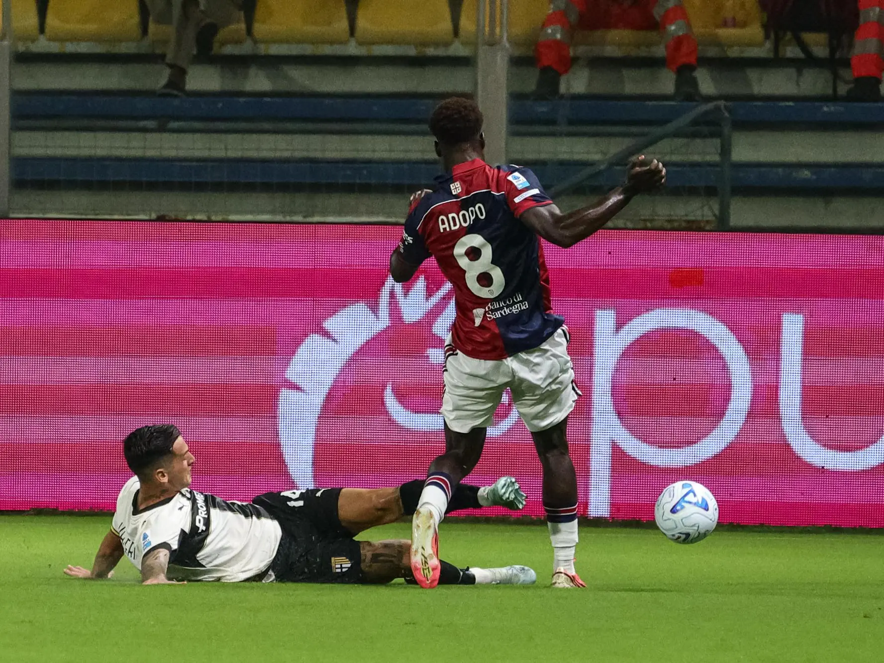 Parma’s Emanuele Valeri fights for the ball against Cagliari’s Michel Ndary Adopo during the italian soccer Serie A match between Parma Calcio 1913 vs Cagliari Calcio on aug 22, 2026 at the Stadio Ennio Tardini in Parma, Italy. ANSA/Lorenzo Cattani