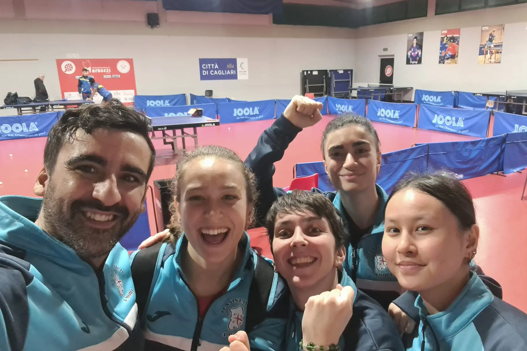 L'esultanza delle ragazze del Quattro Mori dopo la vittoria in Champions League, da sin il coach Stefano Curcio, Miriam Carnovale, Tania Plaian , Elizabeth Abraamian, Ma Hengyu (Foto concessa dall'ASD Quattro Mori)