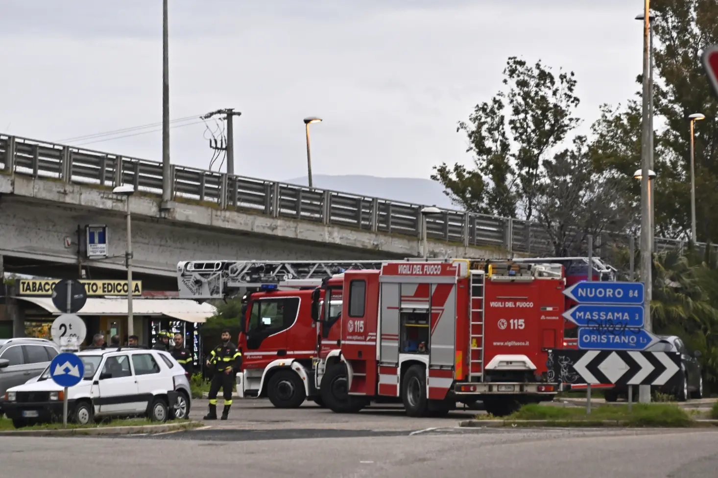 Oristano, crollano calcinacci da un ponte (foto Alessandra Chergia)