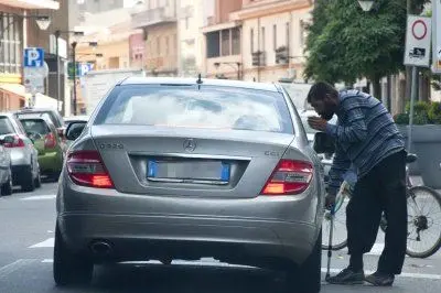La questua al semaforo in via Tirso - foto Chergia