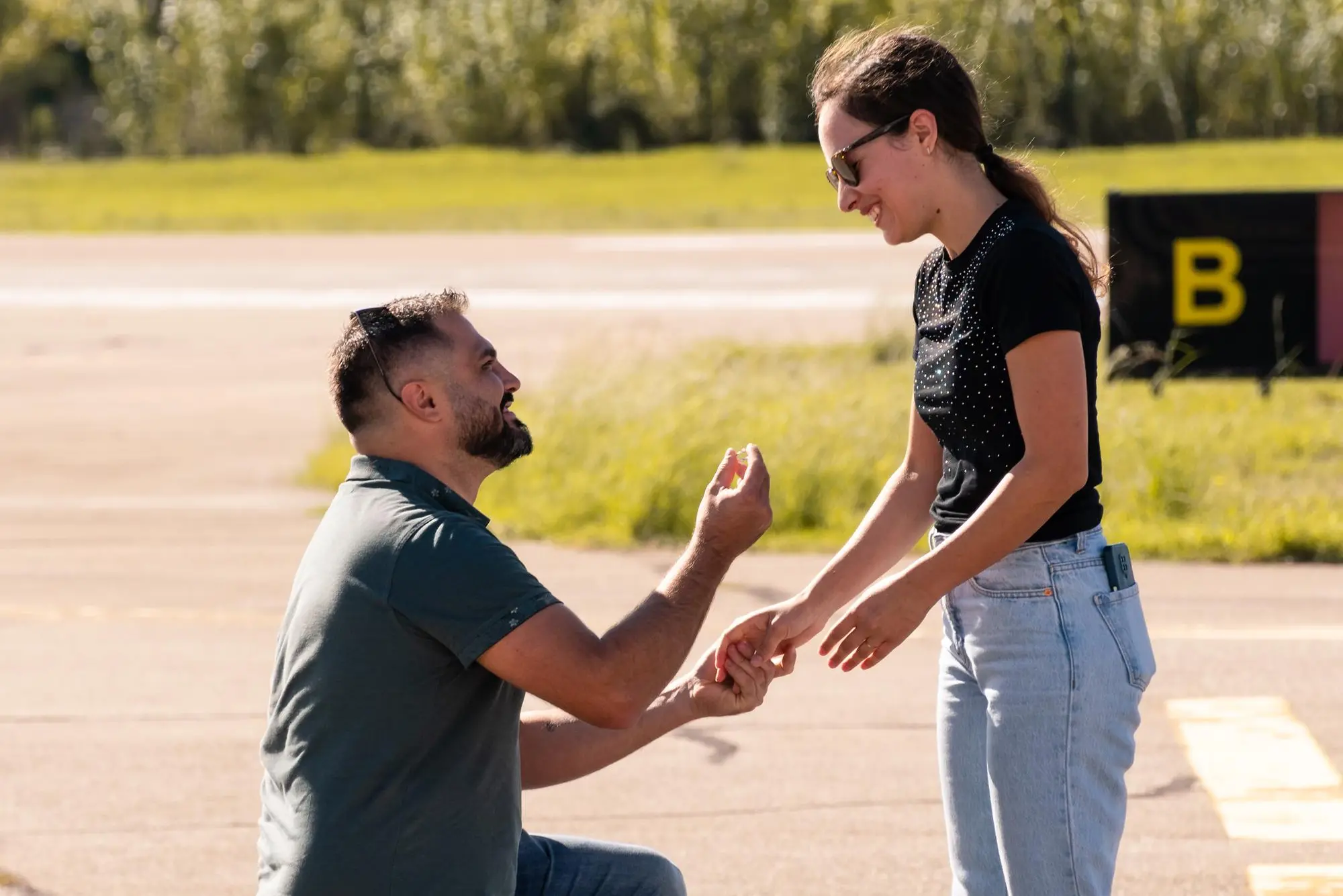 Marco Manias fa la proposta alla fidanzata Martina Aresu