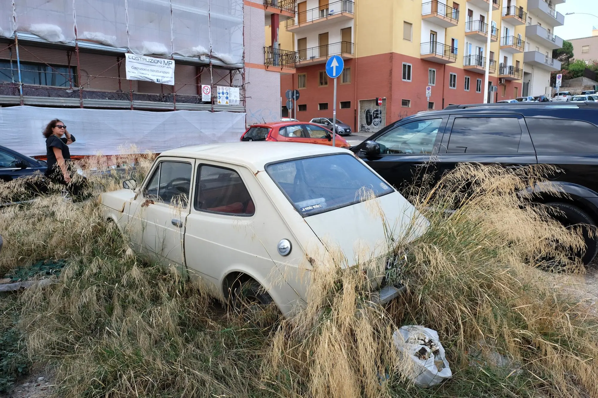 Una delle tante auto abbandonate a cagliari (Giuseppe Ungari)