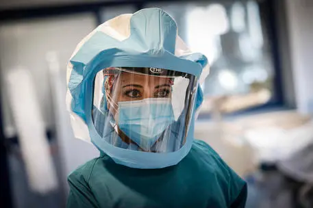 Health workers wearing overalls and protective masks in the intensive care unit of the Tor Vergata hospital during the second wave of the Covid-19 Coronavirus pandemic, Rome, Italy, 26 November 2020. ANSA/GIUSEPPE LAMI