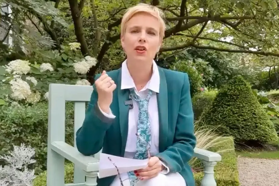Cl&eacute;mentine Autaine spiega la sua scelta di indossare la cravatta (immagine da YouTube)
