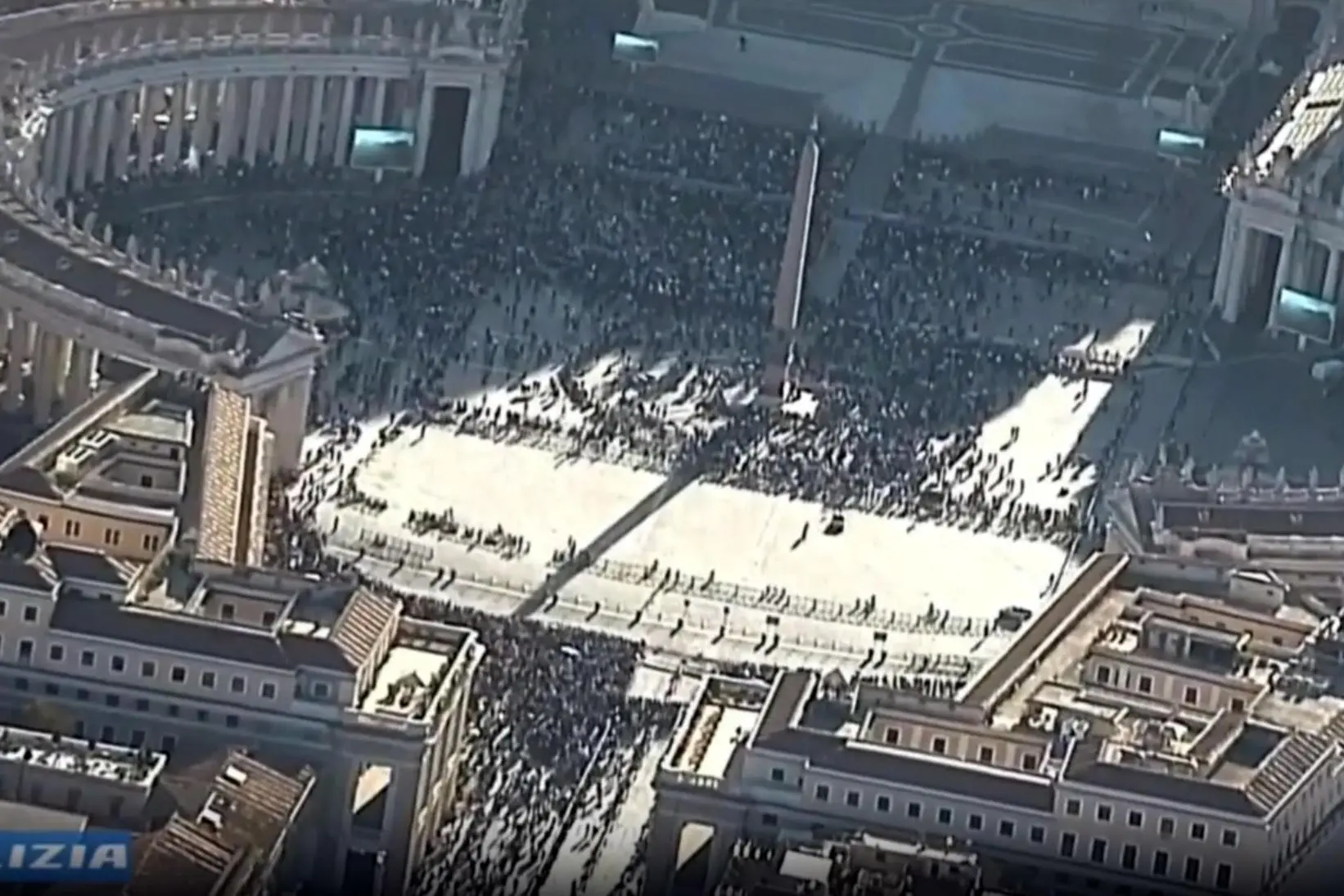 Una veduta di piazza San Pietro durante il conclave, 07 maggio 2025. FERMO IMMAGINE VIDEO POLIZIA DI STATO +++ ANSA PROVIDES ACCESS TO THIS HANDOUT PHOTO TO BE USED SOLELY TO ILLUSTRATE NEWS REPORTING OR COMMENTARY ON THE FACTS OR EVENTS DEPICTED IN THIS IMAGE; NO ARCHIVING; NO LICENSING +++ NPK +++