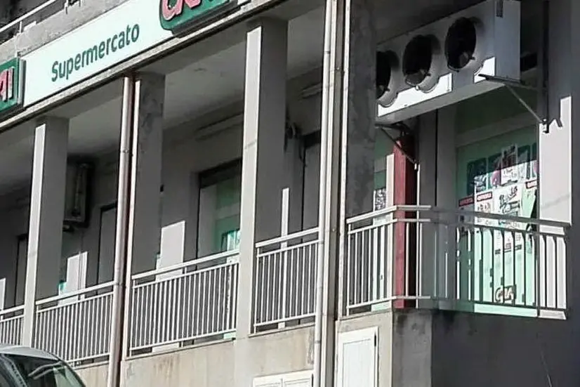 Il market con, a destra, la vetrata forzata (foto Antonio Pintori)