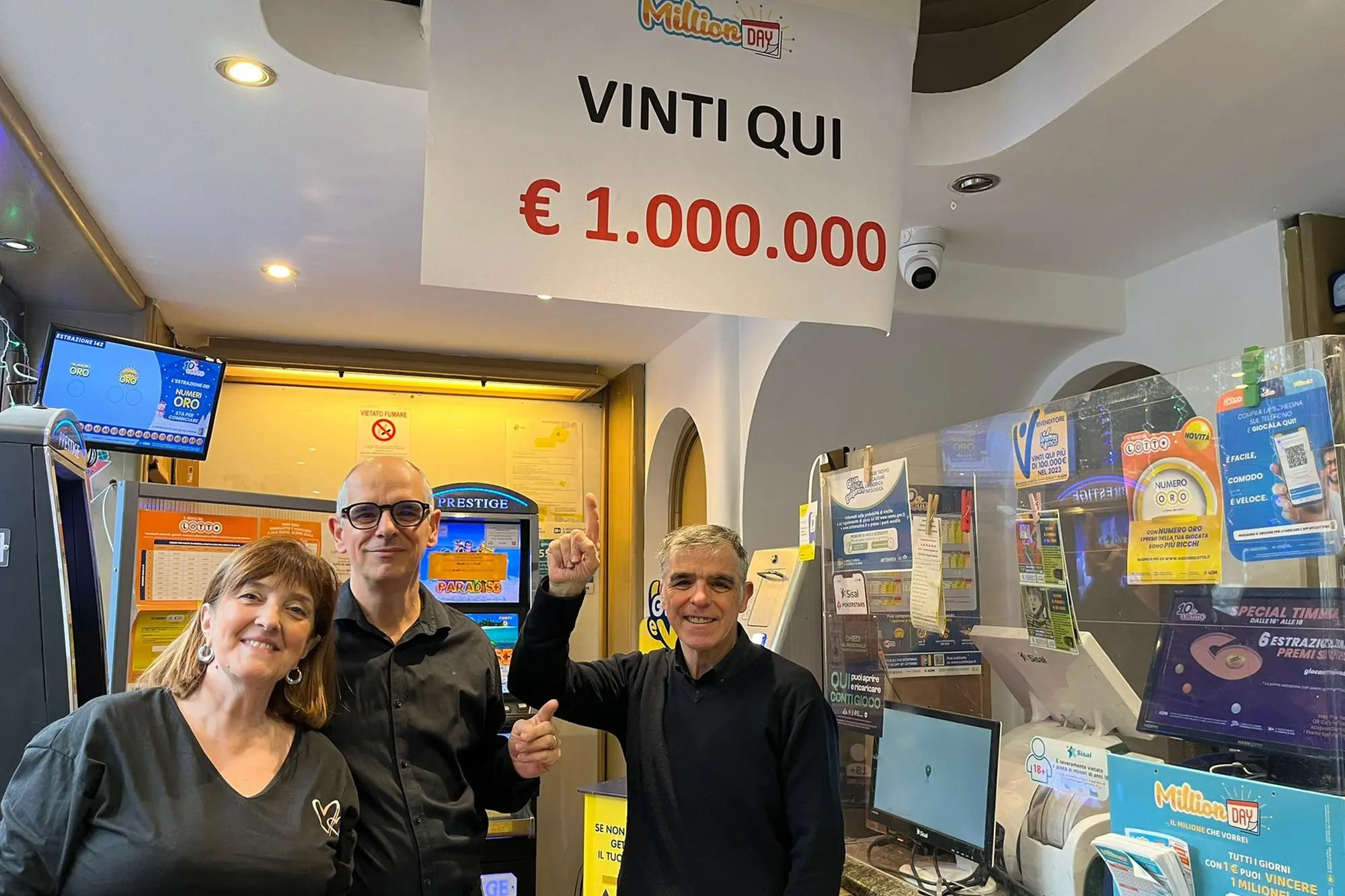 Cagliari, la festa al bar (foto Vercelli)