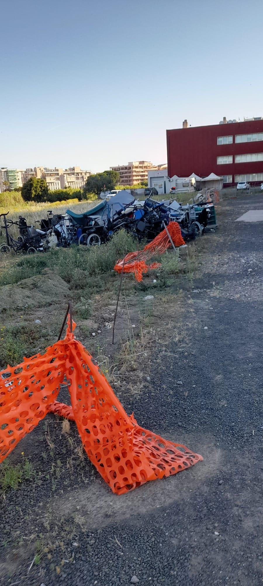 Carrozzine e letti ospedalieri, dietro al San Martino un “cimitero”. La Asl: «Tutto destinato allo smaltimento»