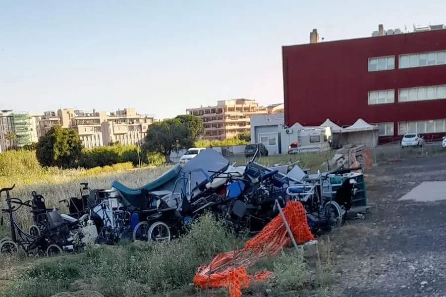 La catasta di presidi nell’area dell’ospedale (foto concessa)
