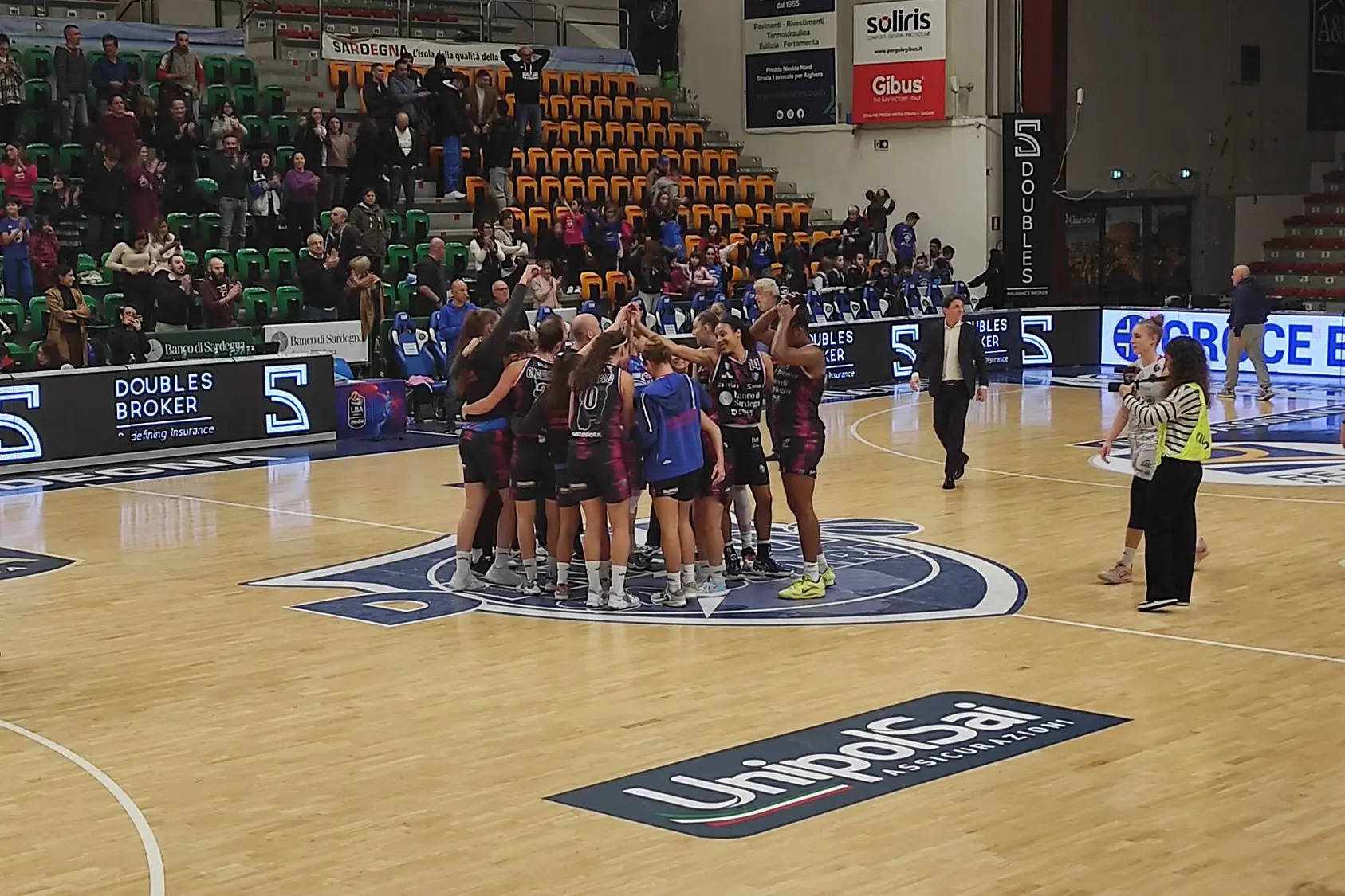 La Dinamo femminile a centrocampo dopo una vittoria (foto L'Unione Sarda - Marras)