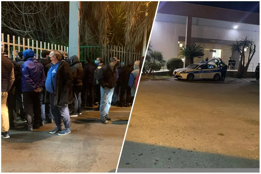 La protesta degli operatori e un'auto della Polizia locale al mercato ittico (foto inviate da un nostro lettore)
