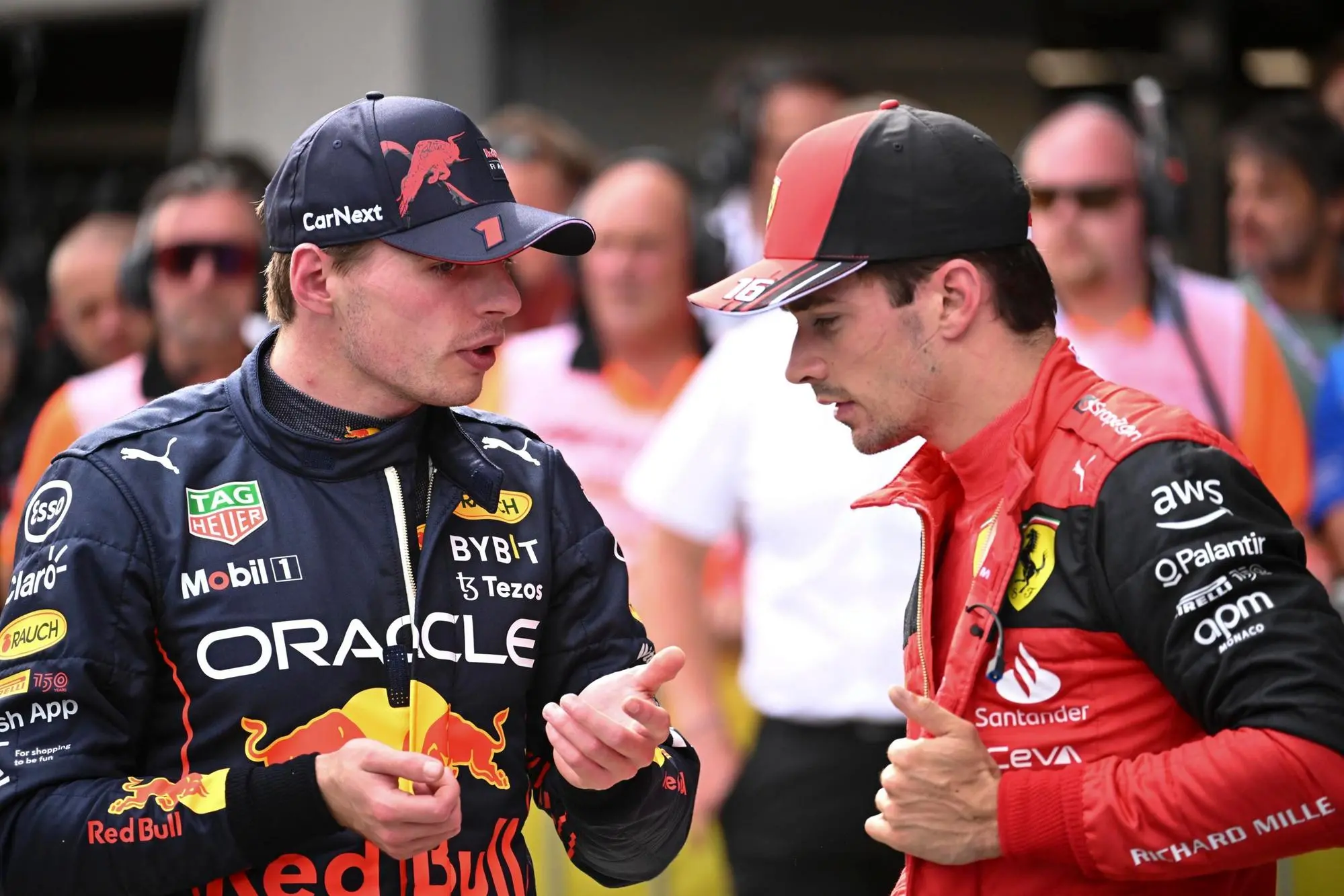 epa10061919 Winner Dutch Formula One driver Max Verstappen (L) of Red Bull Racing chats with runner-up Monaco's Formula One driver Charles Leclerc of Scuderia Ferrari at the end of the Sprint Race of the Formula One Grand Prix of Austria at the Red Bull Ring in Spielberg, Austria, 09 July 2022. EPA/CHRISTIAN BRUNA / POOL