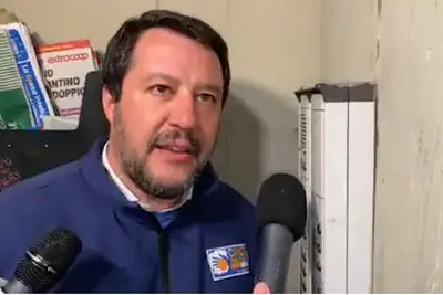La citofonata di Salvini (foto Ansa)