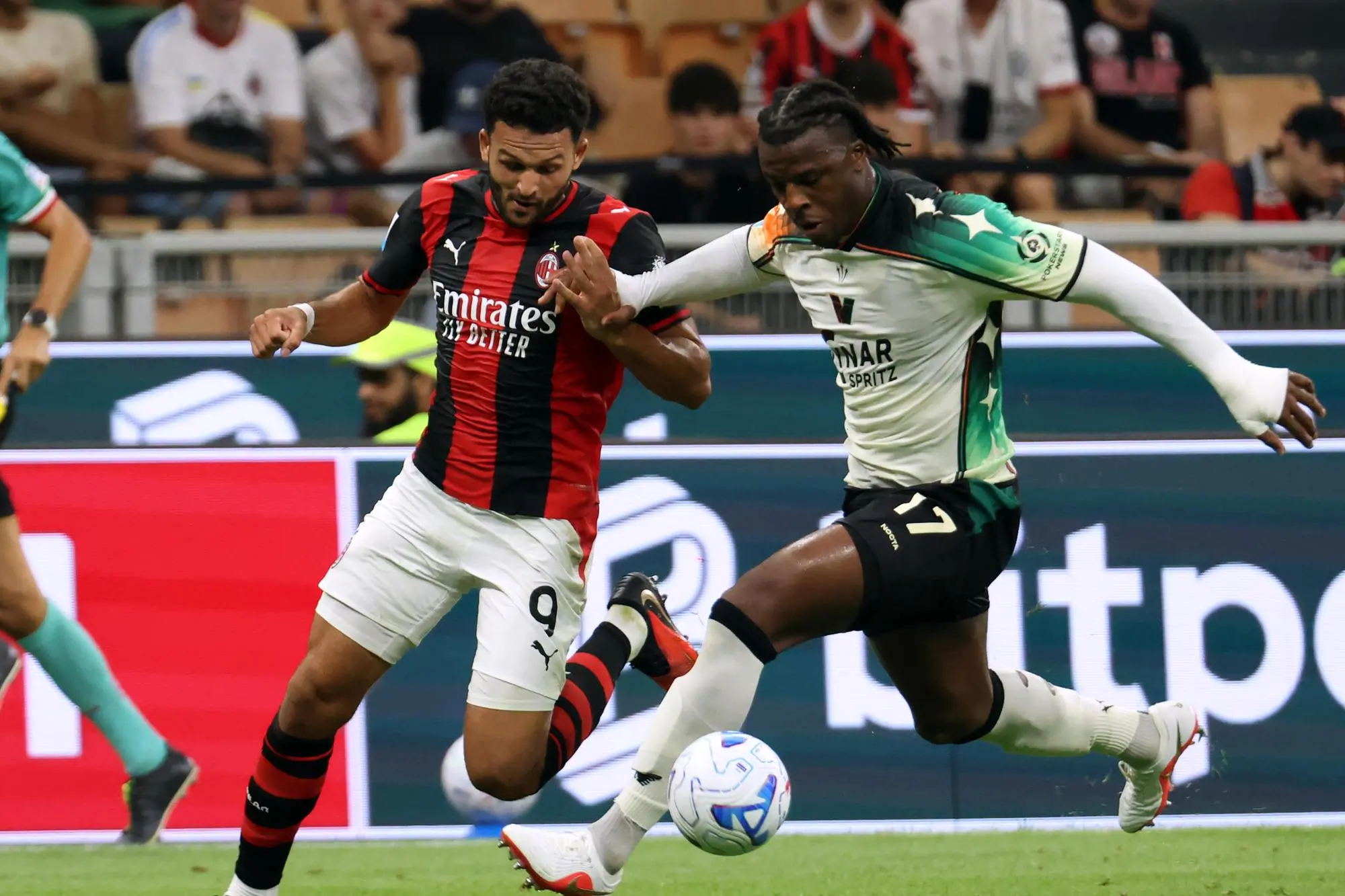 Poker della Roma a Lecce, l’Atalanta beffa il Bologna nel recupero Ac Milan's Goncalo Ramos (L) challenges for the ball with Venezia's Armel Bella-Kotchap during the Italian serie A soccer match between Milan and Venezia at Giuseppe Meazza stadium in Milan, 28 August 2026. ANSA / MATTEO BAZZI