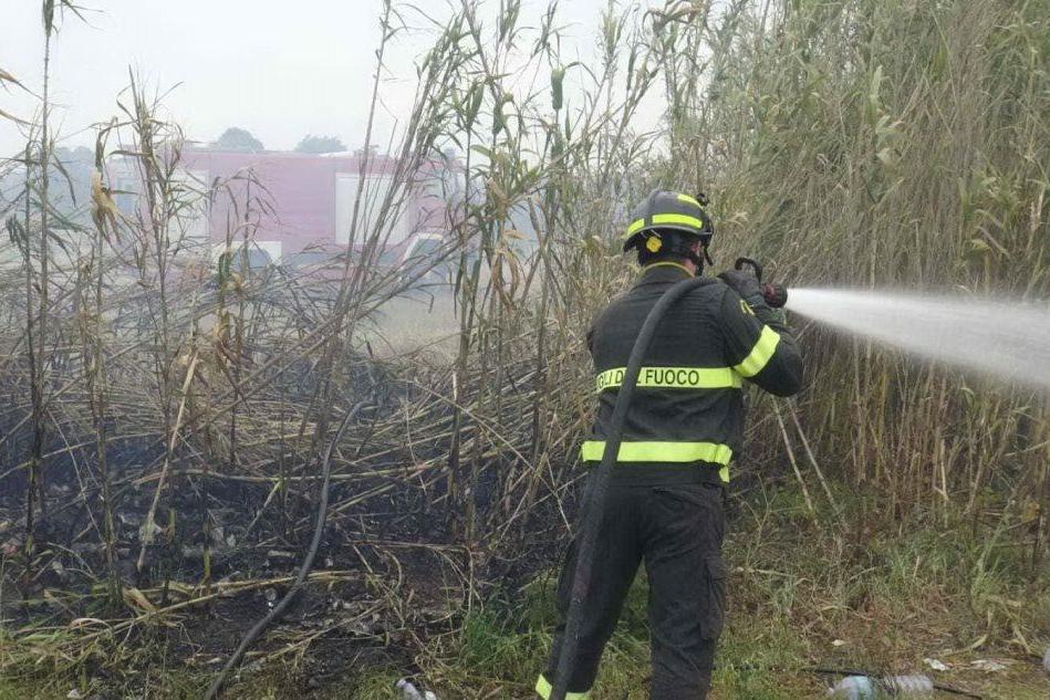 Emergenza incendi nell'Oristanese, le fiamme alimentate dal forte vento