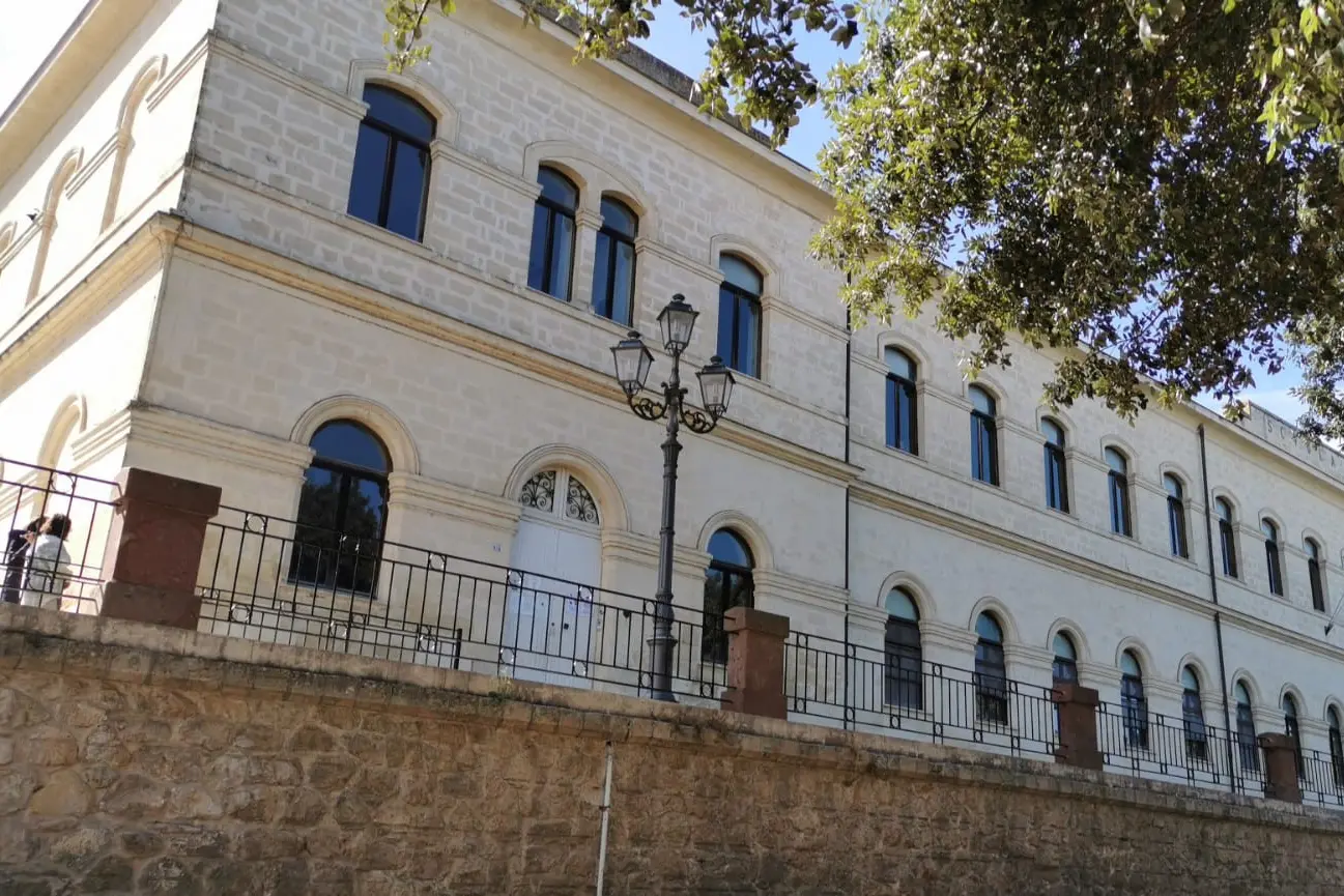 Nella foto la scuola primaria di Nulvi, in corso Vittorio Emanuele (foto Tellini)