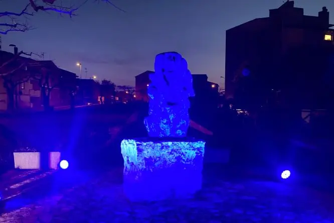 Il monumento di Nassiriya illuminato di blu (Foto simbolo)